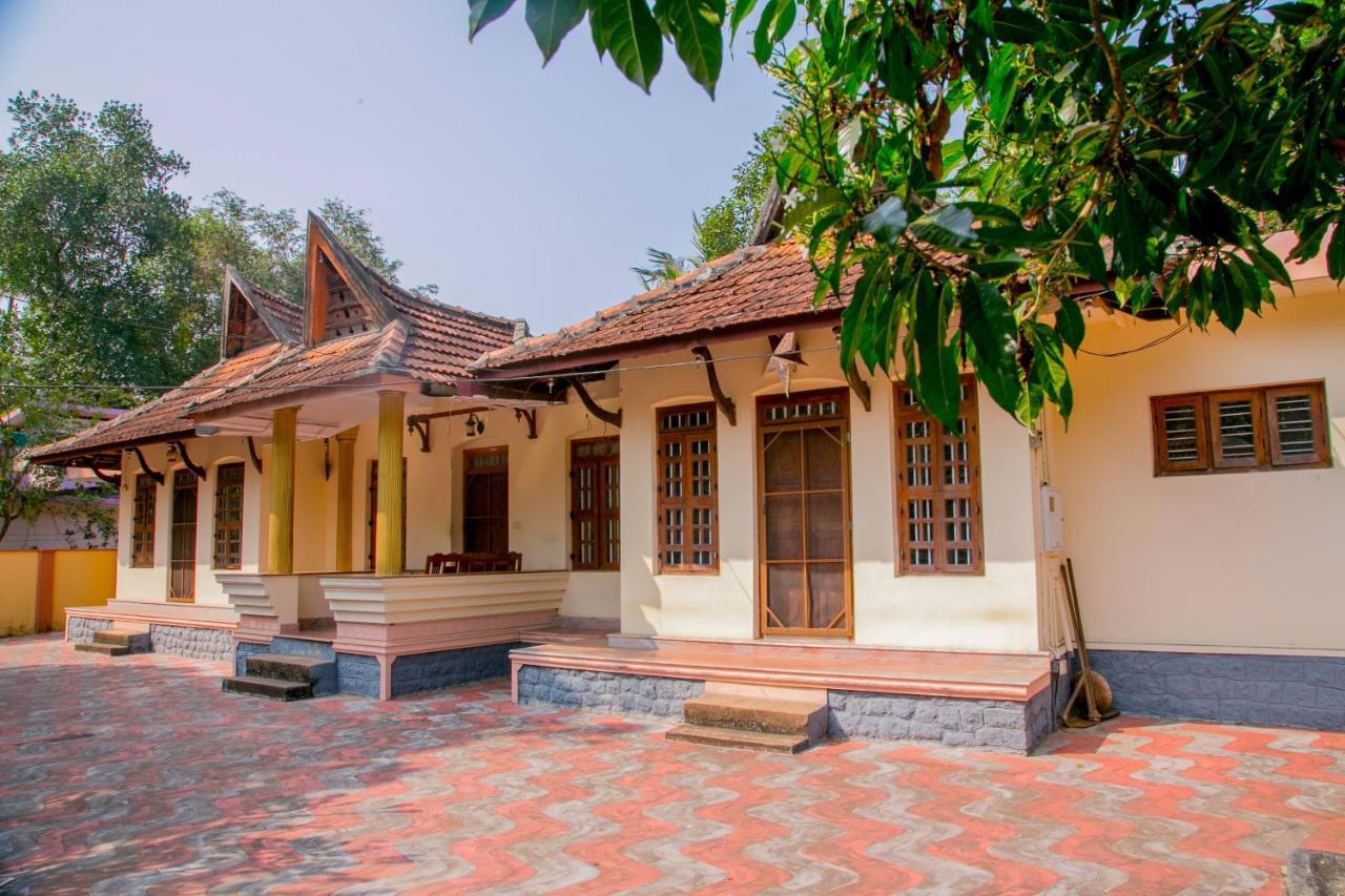 Trium Heritage Villa Chengannur Extérieur photo